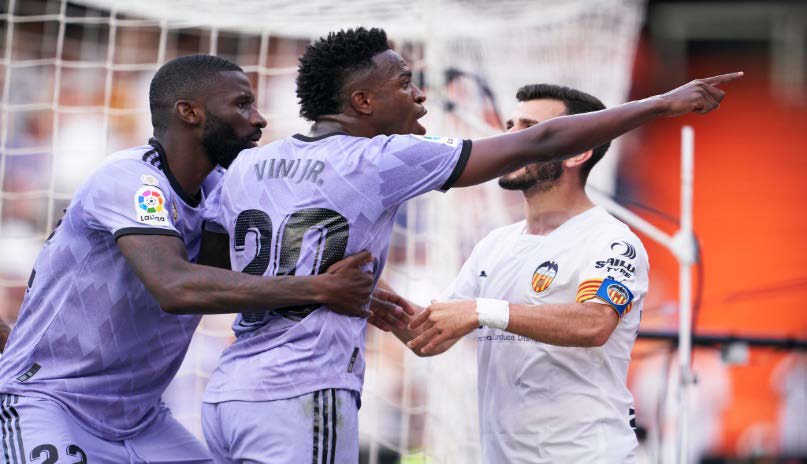 Jugador de fútbol enfrentándose a un aficionado
