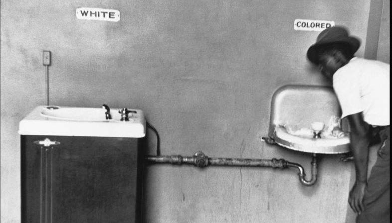 Fotografía histórica mostrando segregación racial