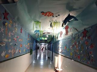 Pasillo de la biblioteca decorado como un mar de libros