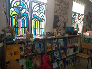 Decoración de las ventanas de la biblioteca simulando vitrinas renacentistas