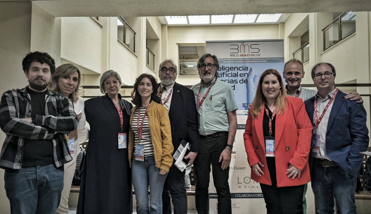 Se ve a un grupo de personas posando para una foto. Son el Comité Organizador V Jornadas BiblioMadSalud