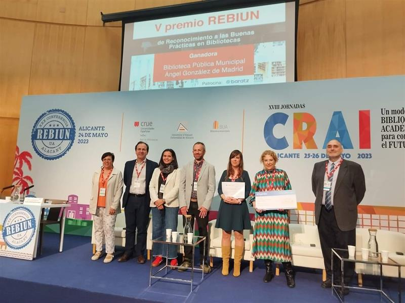 Salen 7 personas recibiendo el Premio REBIUN