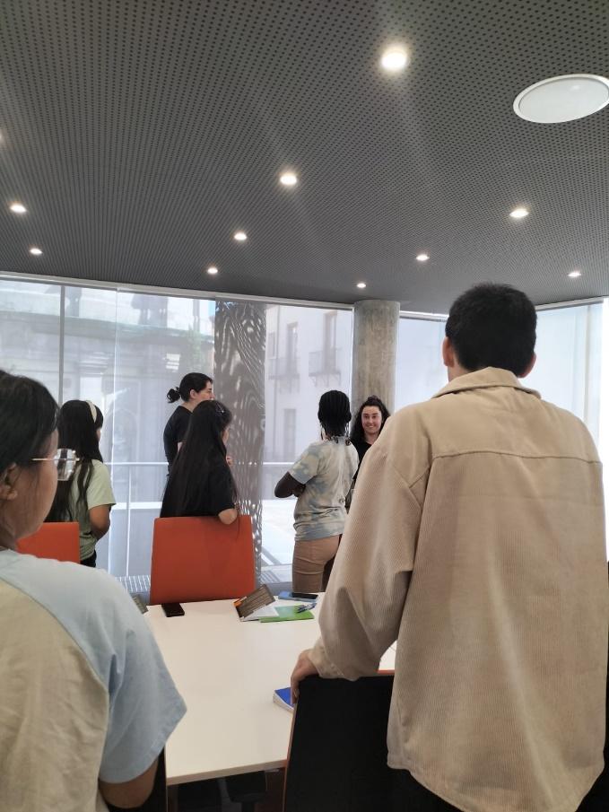 se ven personas alrededor de una mesa participando en el juego llamado escondite inglés